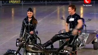 Семейные трюки байкеров - смотреть видео (5:05)