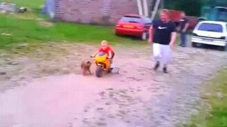 Хоть и с соской, а уже на мотоцикле - смотреть видео (0:18)