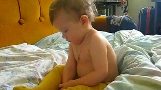 Малышка никак не проснётся - смотреть видео (2:31)