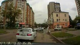 Вот так женщина-пешеход! - смотреть видео (0:21)