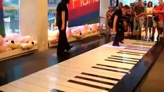 Игра на пианино ногами - смотреть видео (1:23)