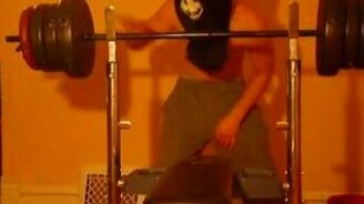 Придавило штангой - смотреть видео (0:55)