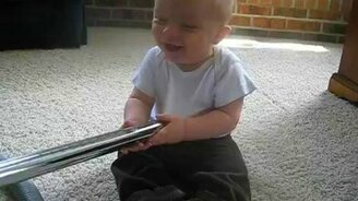 Малыш и пылесос - смотреть видео (0:51)