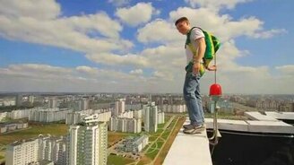С многоэтажки с парашютом - смотреть видео (0:25)