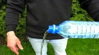 Фокус с перевёрнутой бутылкой - смотреть видео (0:42)