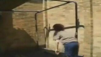 Опасный прыжок на шифер - смотреть видео (0:30)