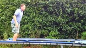 Допрыгался на батуте - смотреть видео (0:26)