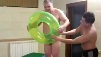 Как он протиснулся в круг? - смотреть видео (0:36)