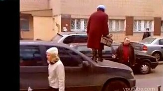 Сумасшедшая бабка против - смотреть видео (2:22)