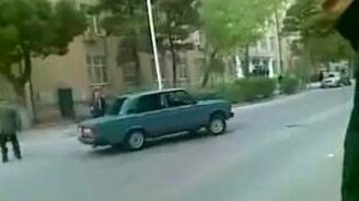 Смерть чуть не улыбнулась пешеходу - смотреть видео (0:14)