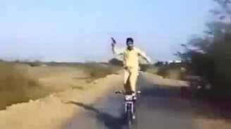 На мопеде с пистолетом - смотреть видео (1:31)