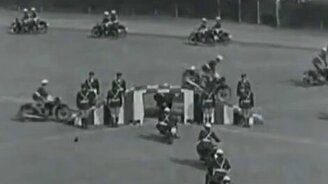 Полицейская синхронность - смотреть видео (1:05)