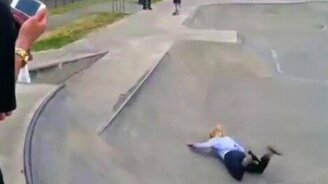 Девушка впервые на скейте - смотреть видео (1:11)