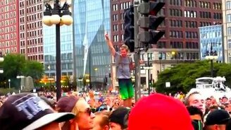 Раскачал светофор и уронил его - смотреть видео (0:57)