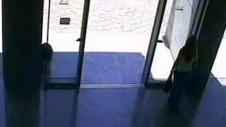 Девушка и входная дверь - смотреть видео (0:28)