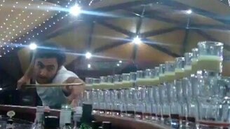 Вот это бармен! - смотреть видео (0:23)