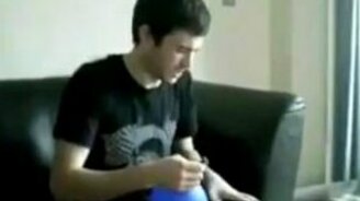 Опасный трюк с газовым шаром - смотреть видео (0:15)