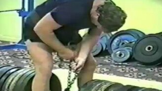 Поднял бёдрами тонну - смотреть видео (0:33)