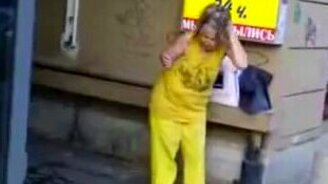 Бабка танцует - смотреть видео (2:01)