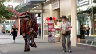 Настоящий динозавр на улице - смотреть видео (1:49)