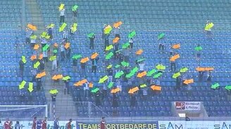 Болельщики учат футболистов играть - смотреть видео (1:12)