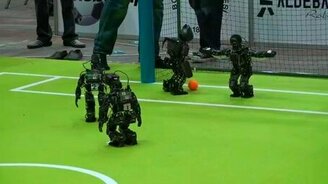 Роботы играют в футбол - смотреть видео (2:05)