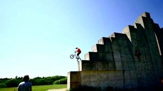 Экстремальный трюк на каменной глыбе - смотреть видео (2:50)