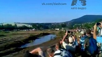 Мощный прыжок на танке - смотреть видео (0:10)