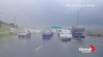 Ураган сразил дорожный знак - смотреть видео (0:57)