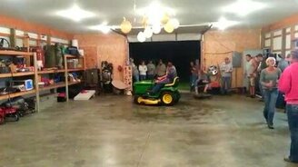 Бесплатный и опасный аттракцион - смотреть видео (0:23)