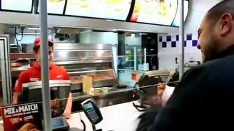 Креативные парни заказывают еду - смотреть видео (1:58)