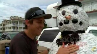 Страшный снеговик вернулся - смотреть видео (2:07)