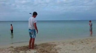 Меткий удар гольфиста по тарелке - смотреть видео (1:18)