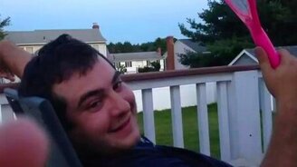 Дотронулся языком до мухобойки - смотреть видео (0:42)