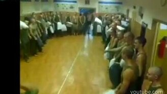 Армейский бой подушками - смотреть видео (1:01)