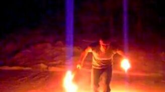 Ковбой с двумя горящими плётками - смотреть видео (1:25)