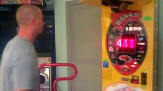 Достойный удар силача - смотреть видео (0:26)