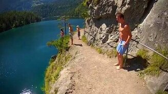 Кайф от прыжка со скалы - смотреть видео (0:50)