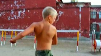 Мальчишка молоток! - смотреть видео (2:31)