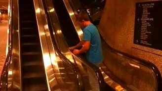 Дураки на эскалаторе - смотреть видео (0:40)