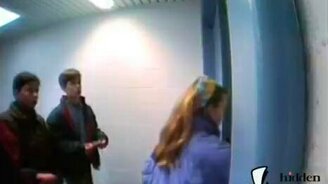 Странный розыгрыш с дверью - смотреть видео (1:13)