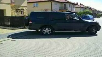 Девушка загоняет джип в гараж - смотреть видео (0:46)