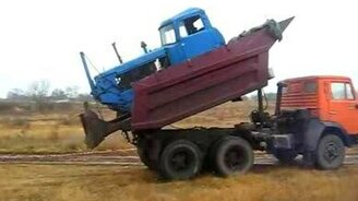 Разгрузка бульдозера по-русски - смотреть видео (0:39)