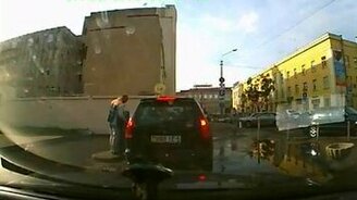 Невнимательная девушка и шлагбаум - смотреть видео (0:22)