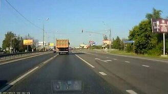 Круто затормозил на светофоре - смотреть видео (0:50)