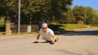 Скейтер в перчатках - смотреть видео (0:54)