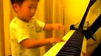 Маленький увлечённый пианист - смотреть видео (3:54)