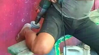 Мужик чистит пятки - смотреть видео (0:38)