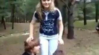 Неудачно подкинули девчонку - смотреть видео (0:19)