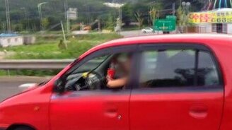 Обед на ходу за рулем - смотреть видео (0:47)